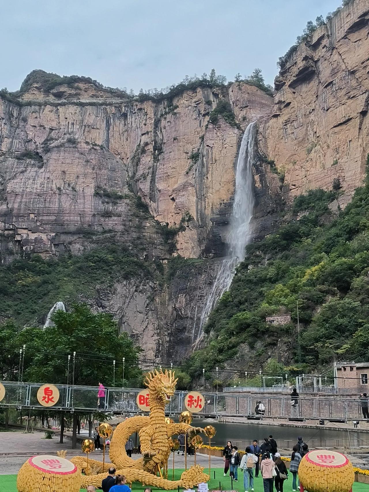 宝泉大峡谷风景区：宝泉风景区，虽然瀑布不算十分壮观，但景区的建设却下了功夫，增加