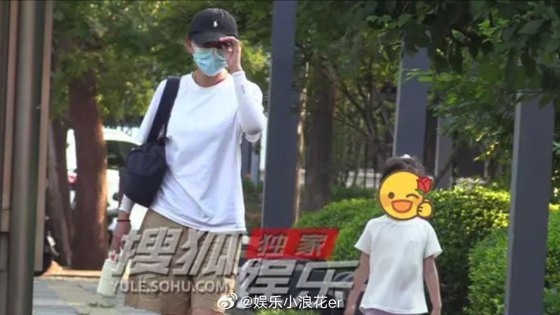 热依扎女儿5岁了热依扎带5岁女儿散步 近日，有八卦媒体拍到带女儿散步，五岁的小姑
