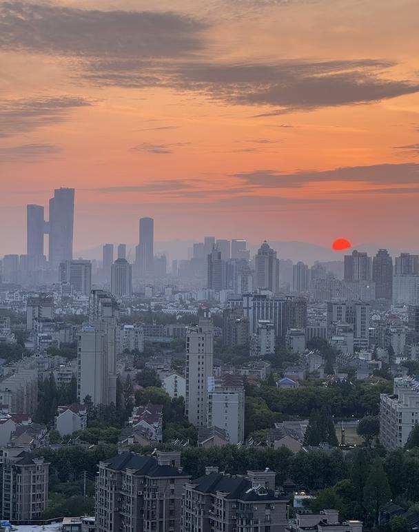 南京你终于不cos伦敦了！！！
阴雨天总算过去辣！
开始迎接夏天🌇
日落爱好者