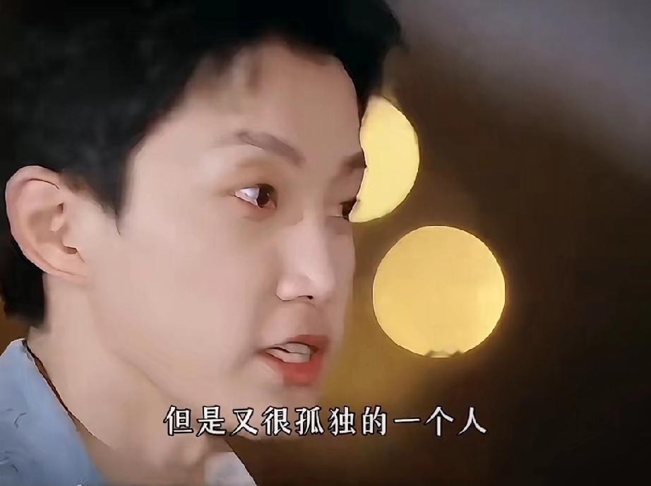 范世琦说他没朋友，对面有个人好像萌萌

乍眼一看真的好像，可惜不是他。
范世琦说