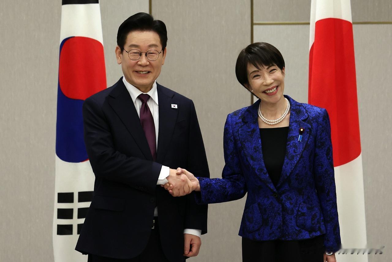 【李在明同高市早苗在日本奈良县举行会谈】13日，韩国总统李在明在日本奈良县与日本