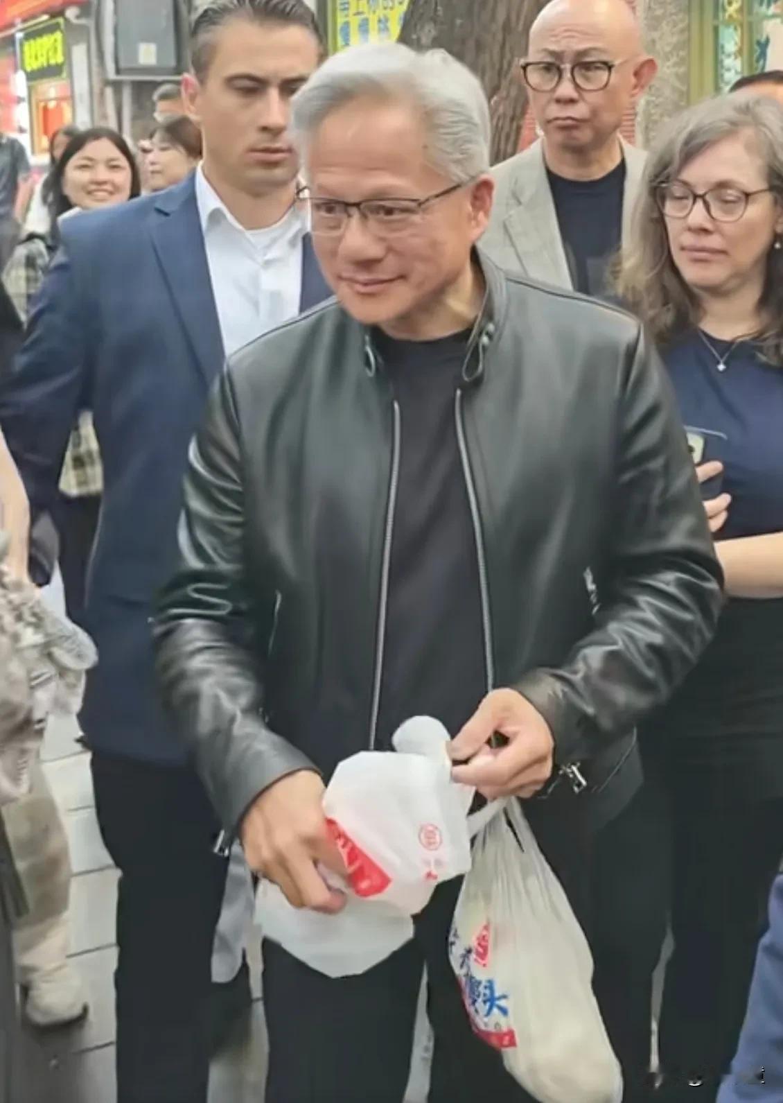 黄仁勋真没有随手扔垃圾！
今天，黄仁勋手提鼓楼馒头，在北京和路人合影的视频火了！