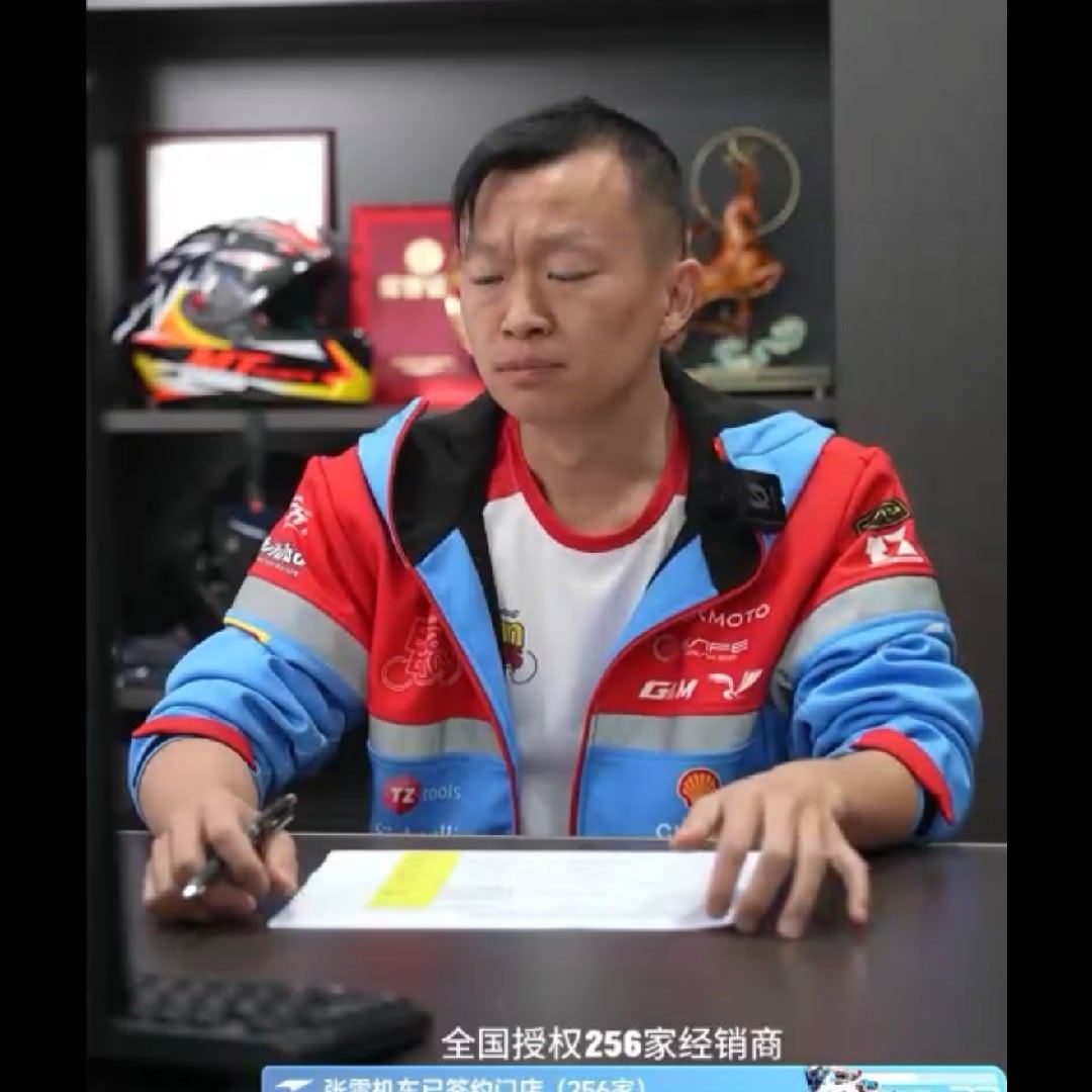 荣耀张雪机车战略合作    荣耀与张雪机车于今日正式官宣达成战略合作，成为张雪机