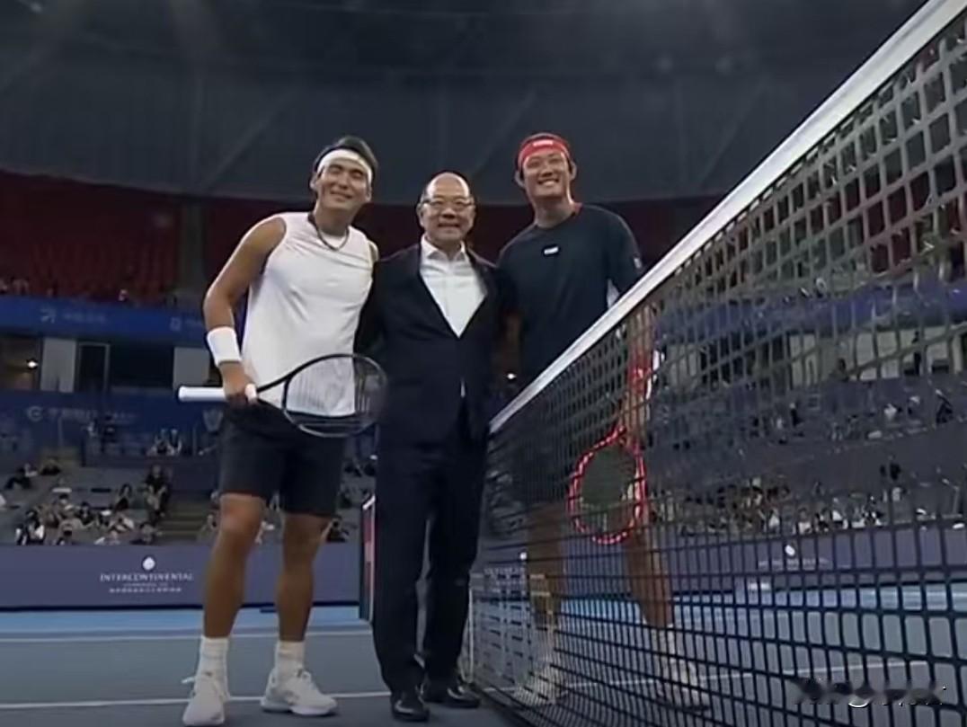 这哥俩打的天昏地暗
终于角逐出谁是中国男网一哥了
看来布云朝克特还是略逊一筹
