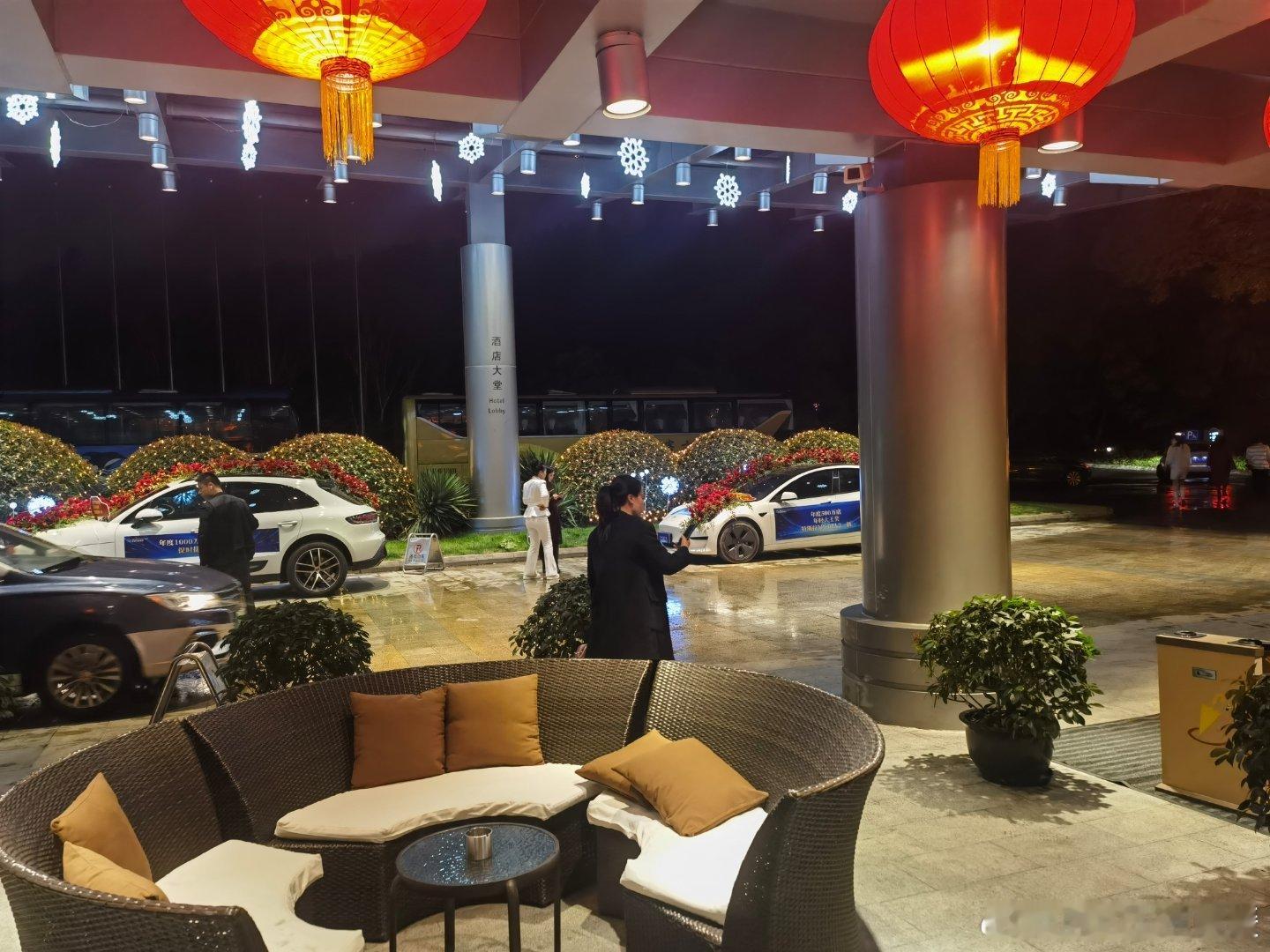 偶遇医美集团年会，大奖是保时捷macan，排着队拍摄，二等奖就是特斯拉model