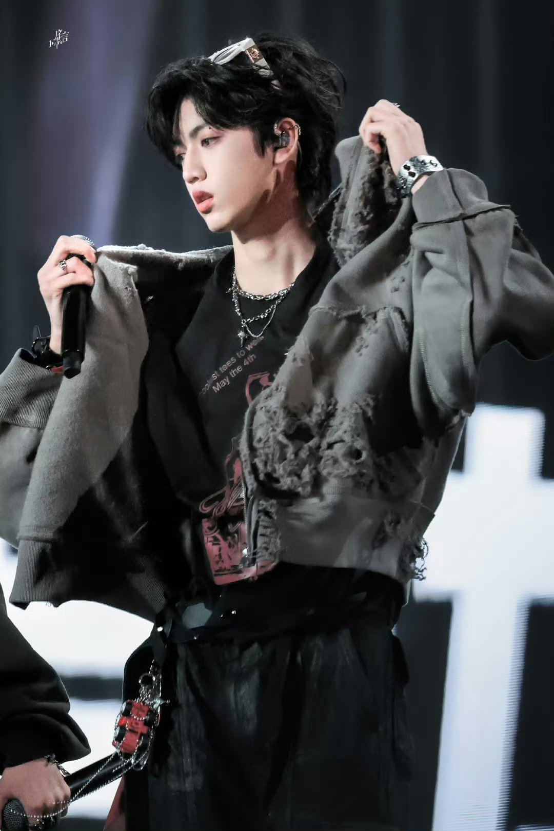 都来看这个张桂源 帅哭我了🥹 五官未免有点太立体了！神图就这样不断产出🤲🏻