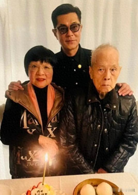 一张全家福掀开古天乐家族往事，55岁未婚背后藏着什么因果，父亲留下的“遗产”太沉
