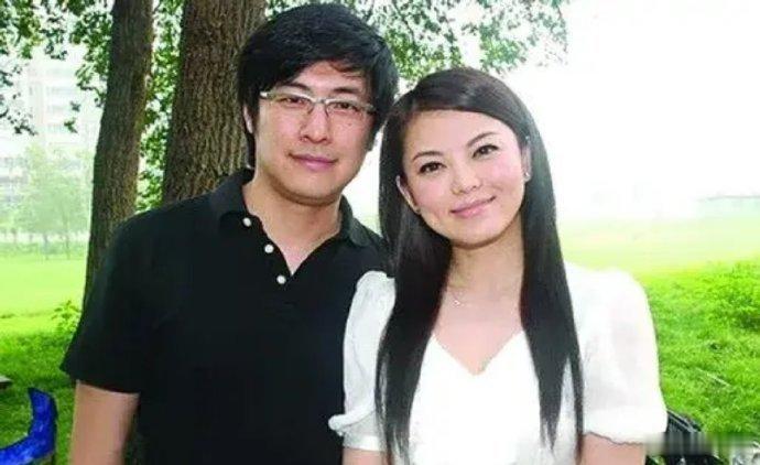 年轻时的李湘和王岳伦，那时李湘还不胖，王岳伦也不老！  
