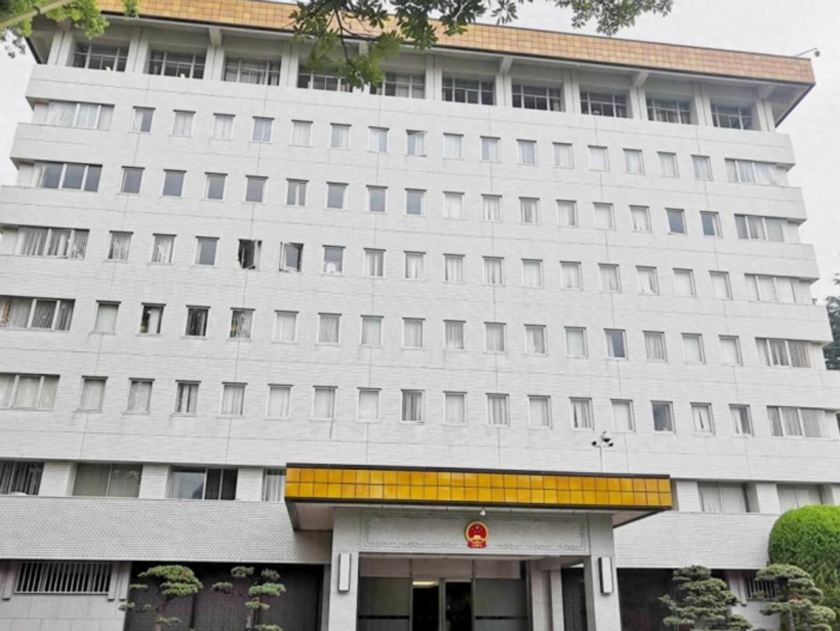 一名现役日本自卫队员，提着刀公然踹开中国驻日使馆的大门，这要是放在美俄头上，绝对