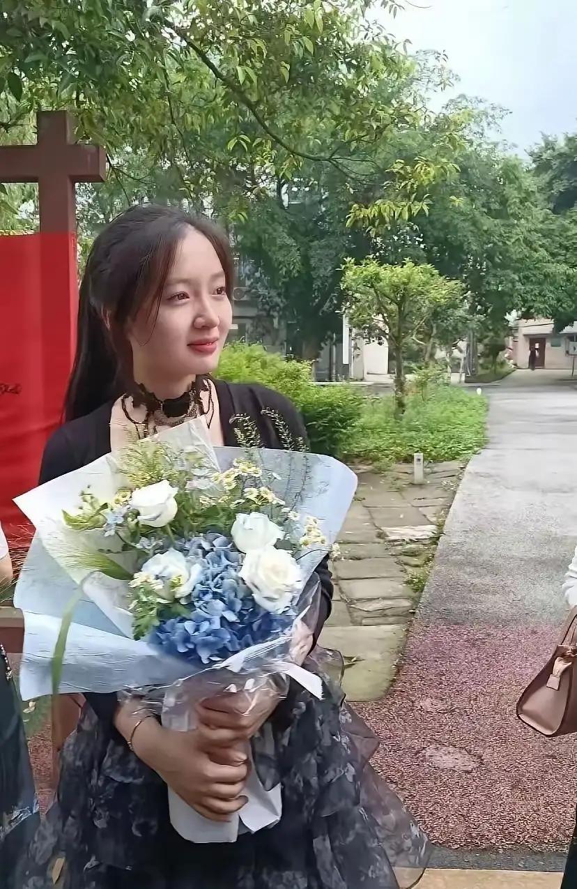 19岁的独生女，说没就没了。

四川泸州，8月5号，赵诺淇没了。
单亲妈妈发动态