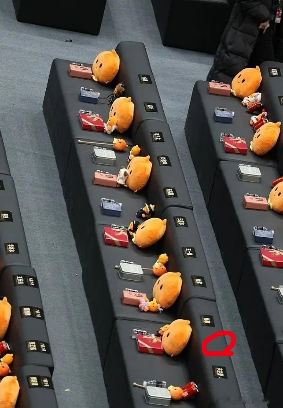 这不对劲，我的三人座呢？哪里来的隐形hand 