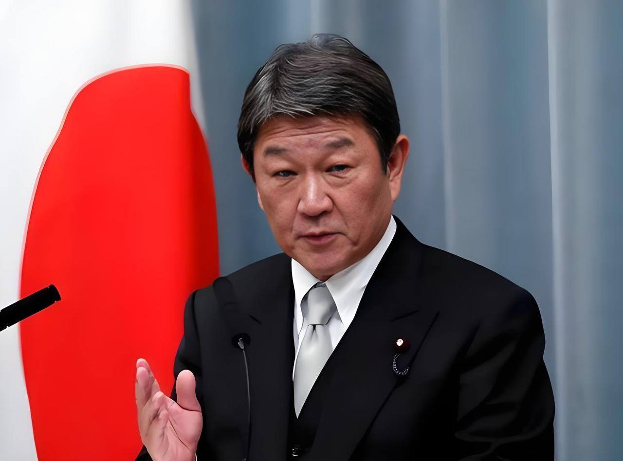 日本外相茂木敏充跳出来给非法“南海仲裁案”站台，恰恰戳穿了那个假象：从来就不是我