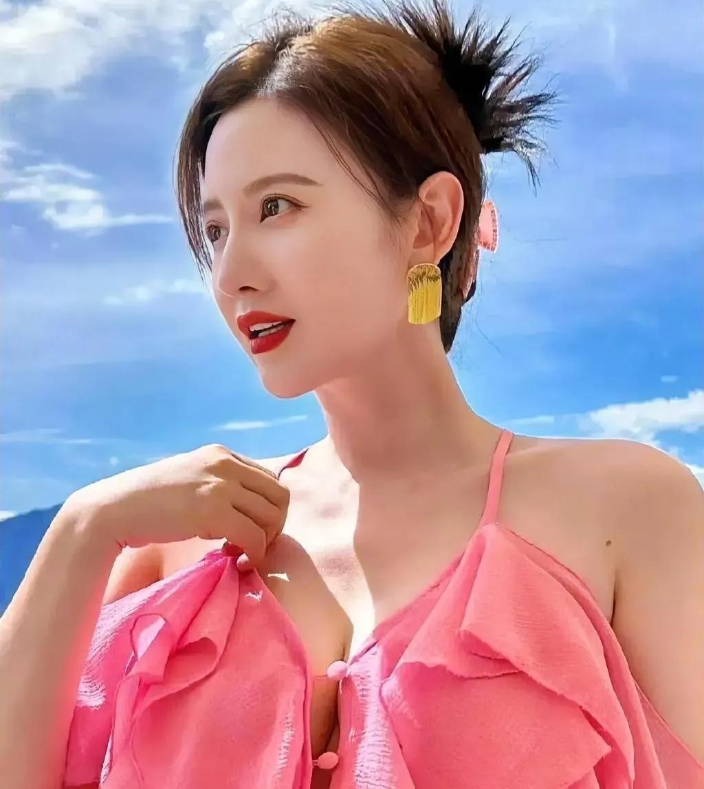 张萌最惊艳的三张照片，就连她本人都格外喜爱。
没有过度美颜，却并非素颜。置身山水