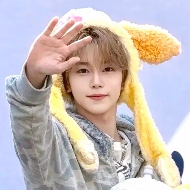 周安信新发色竟然意外很适合 颜值果然是天赋 