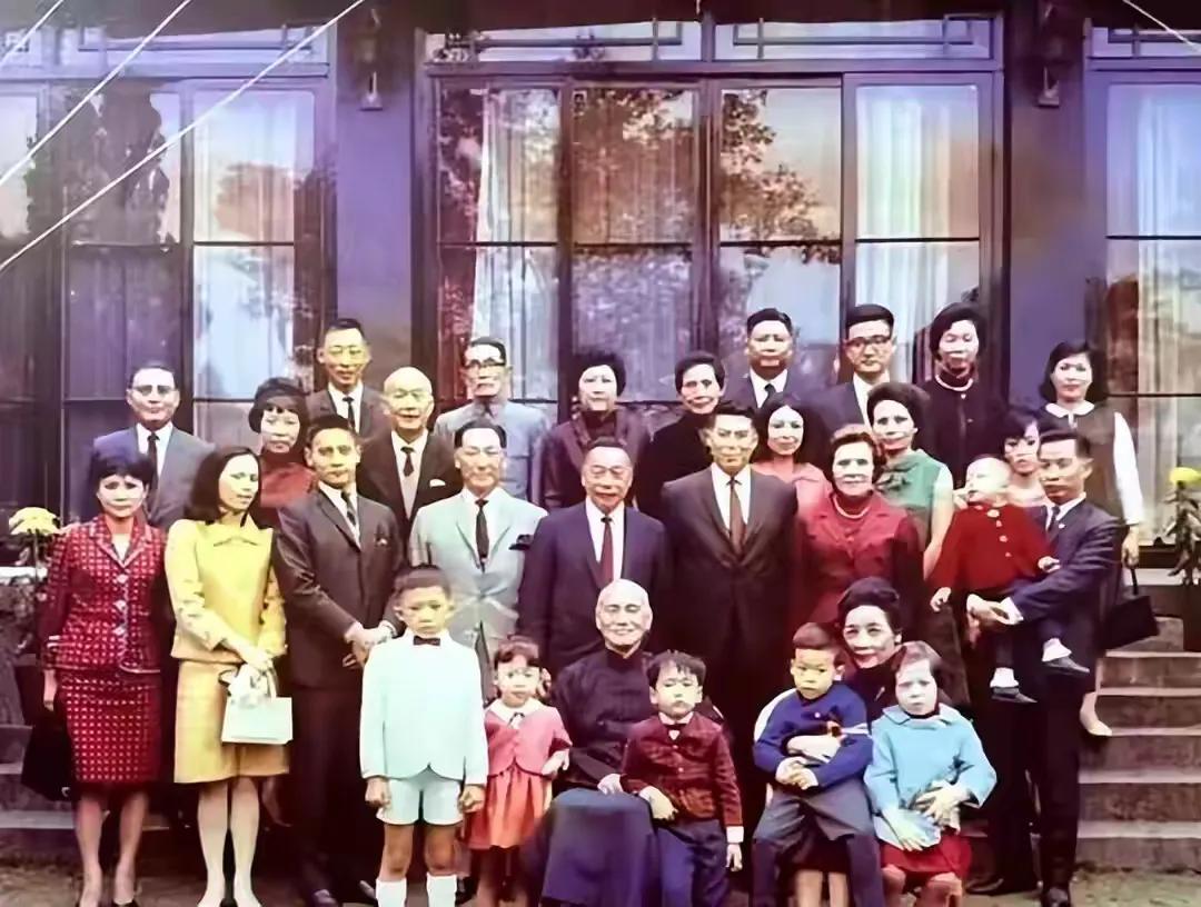 蒋介石1967年过80大寿时的照片，可谓是子孙满堂，看起来很幸福，但他家的幸福是