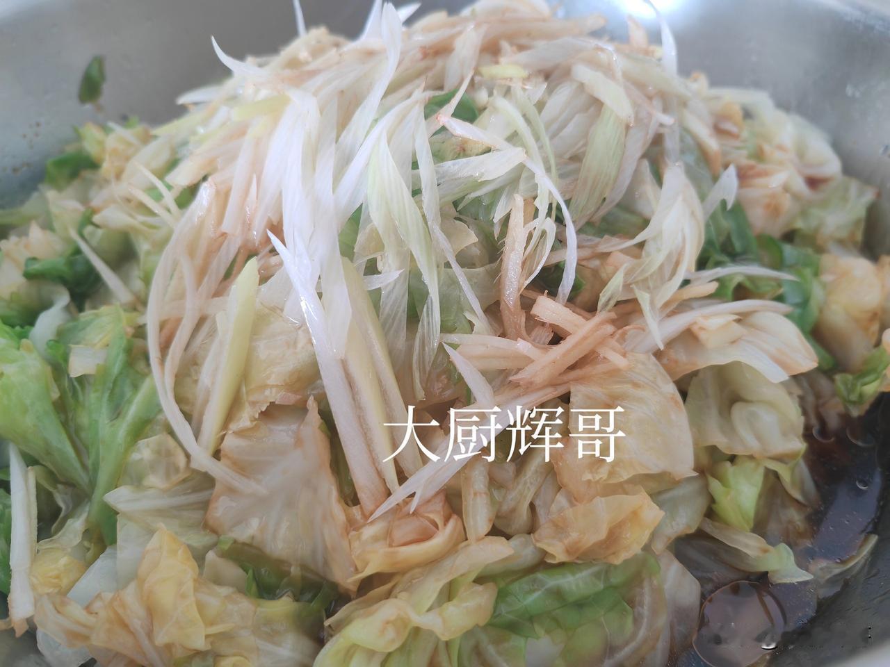 最近天热，爱上了这道菜，白灼包菜，清脆爽口，做法还简单！
包菜切成大块洗净，开水