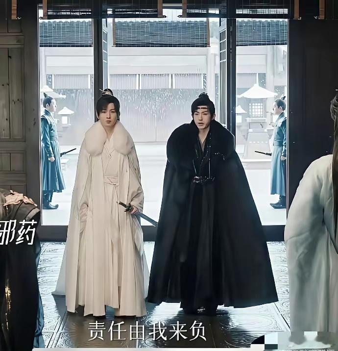 左边那个超级溜肩啊[泪奔]身材也一言难尽搞得好多人都以为右边黑色衣服那个是主角王