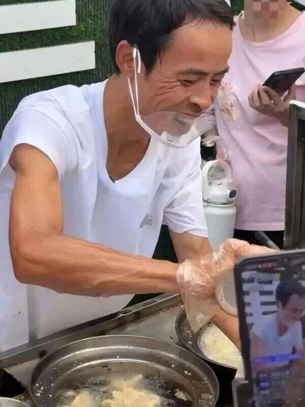 我觉得鸡排哥挺为难的，所有人都希望从其身上获得价值，包括去排队的人，你有心支持的