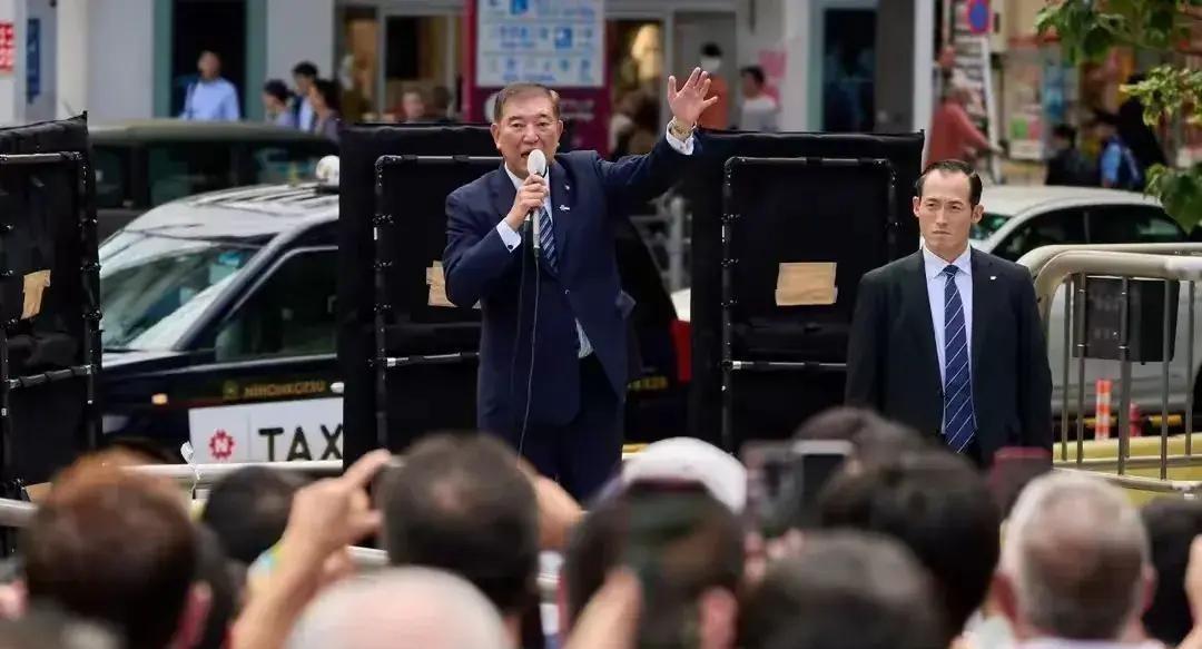 石破茂，这位日本首相，上任不久就遭遇了政治资金问题的指控，舆论压力山大，支持率一