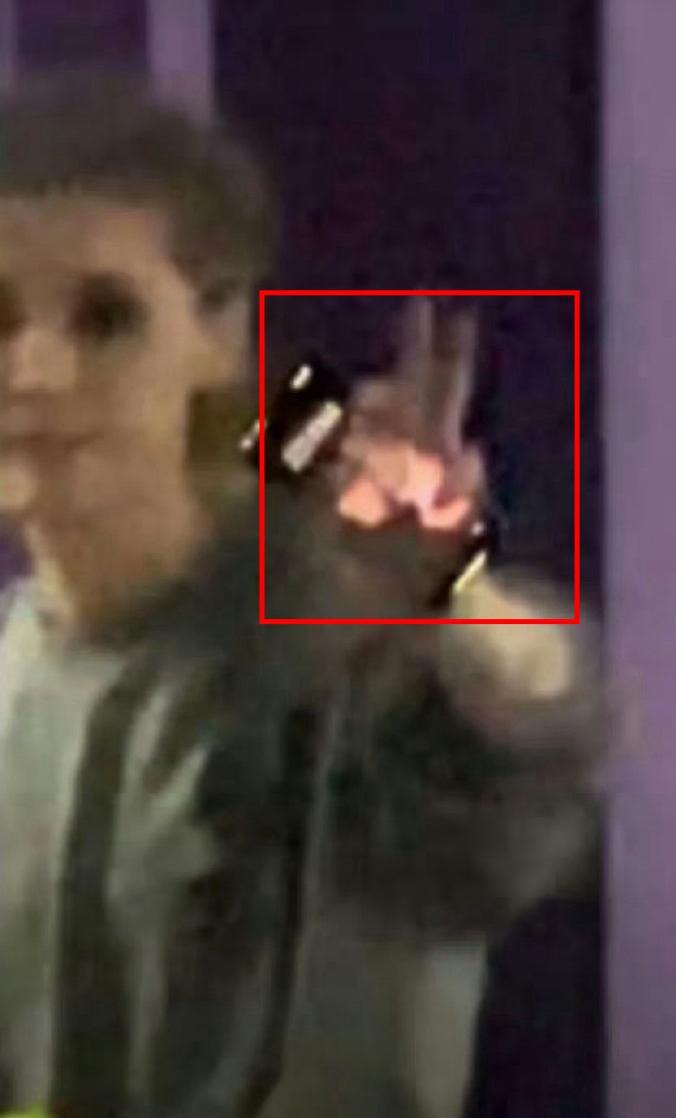 这是哪位火眼金睛看出鹿晗手机屏保是鹿哈关晓彤合照的？这么模糊的画面就是用放大镜看