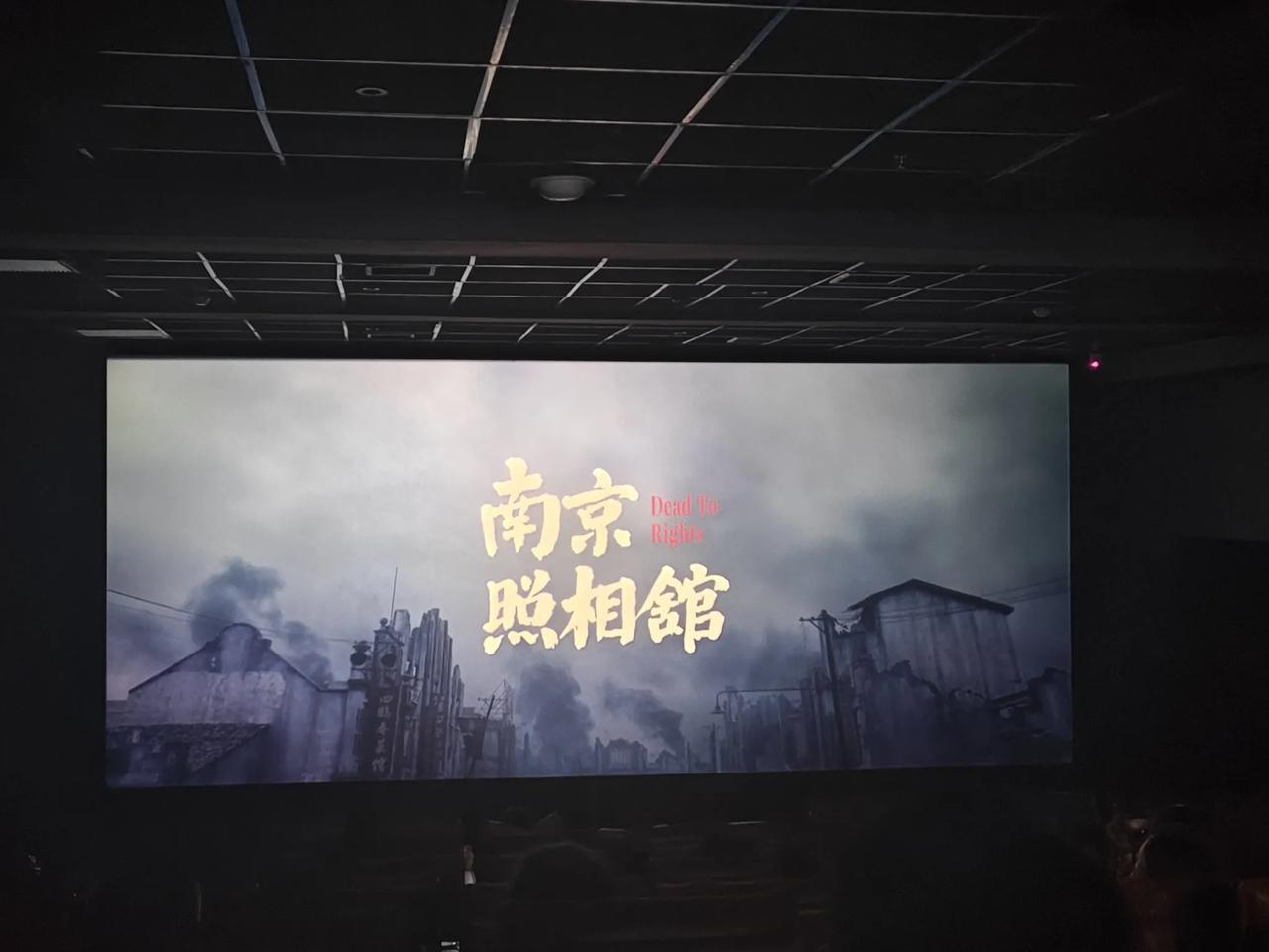 《<南京照相馆>：覆巢之下，安有完卵》
 
电影《南京照相馆》的镜头，是把利刃，
