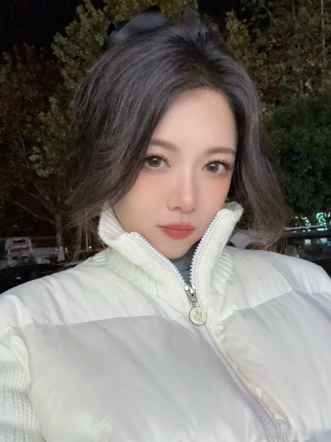 糟糕！是心动的感觉[送花花][送花花]LPL女主持骆歆晒照：早八人集合！ 