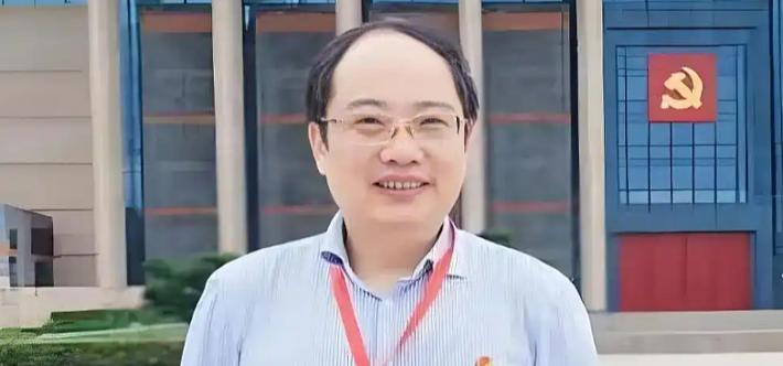 高中学历的郭伟竟成了江苏科技大学“首席科学家”，这简直是魔幻现实。他伪造“高考状