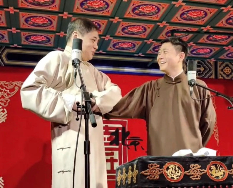 就这么把人揣怀里摸了两分半这场妹有小盆友嘛[挖鼻]上面两个怪蜀黍在干嘛[疑问]摸