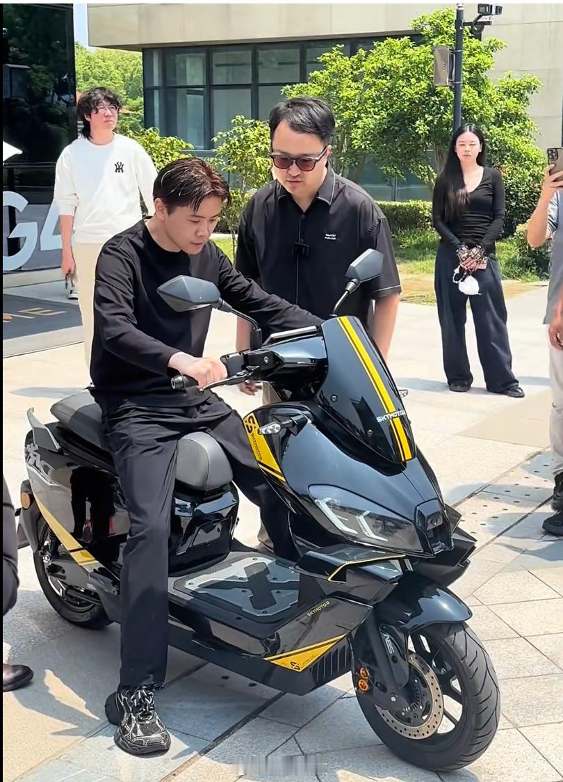 【追觅俞浩试驾电动车产品疑似翻车追觅俞浩回应试驾产品疑似翻车】今日，一则追觅科技