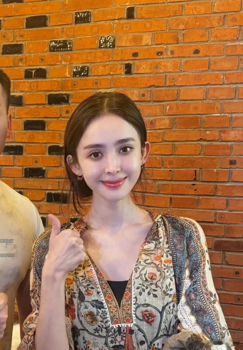 娜扎好异域风情的脸，与素人合照好美好嫩 ​​​