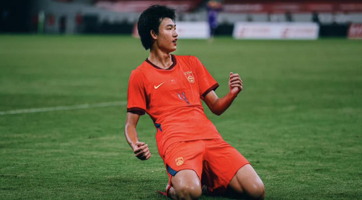 赵松源太强了！中国U17三比二击败阿森纳U17！
梅开二度帮助球队击败阿森纳U1