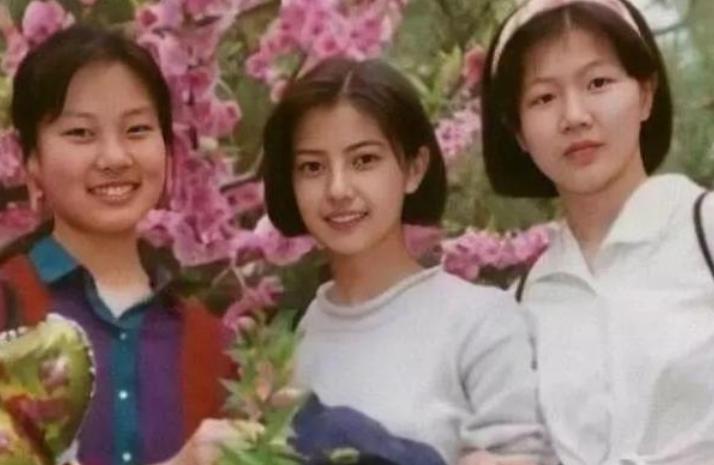 谁懂啊！高圆圆上学时期颜值到底有多炸裂？班主任亲口实锤十个班男生追她！素颜松垮校