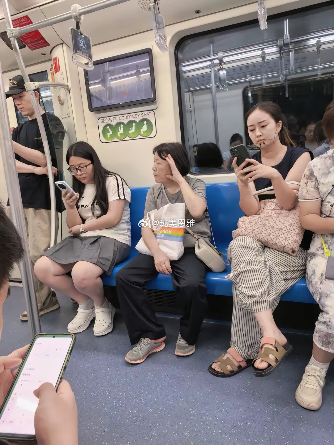 你就不能挪挪屁股大家都舒服一点？ 