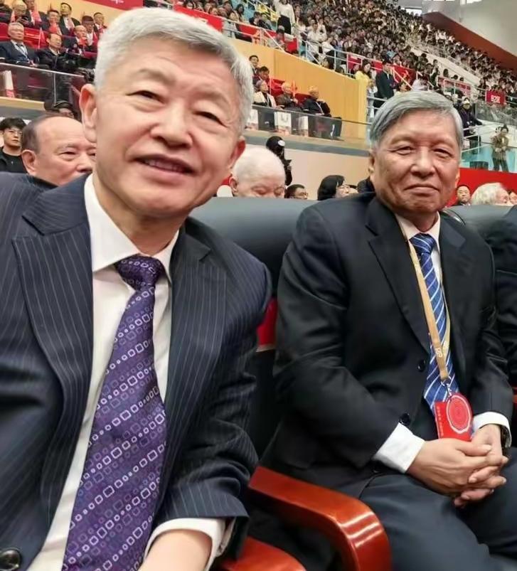 再度同框，依旧风釆如常！
西安交通大学曾经的书记和校长，也是引领西交大高速高质量