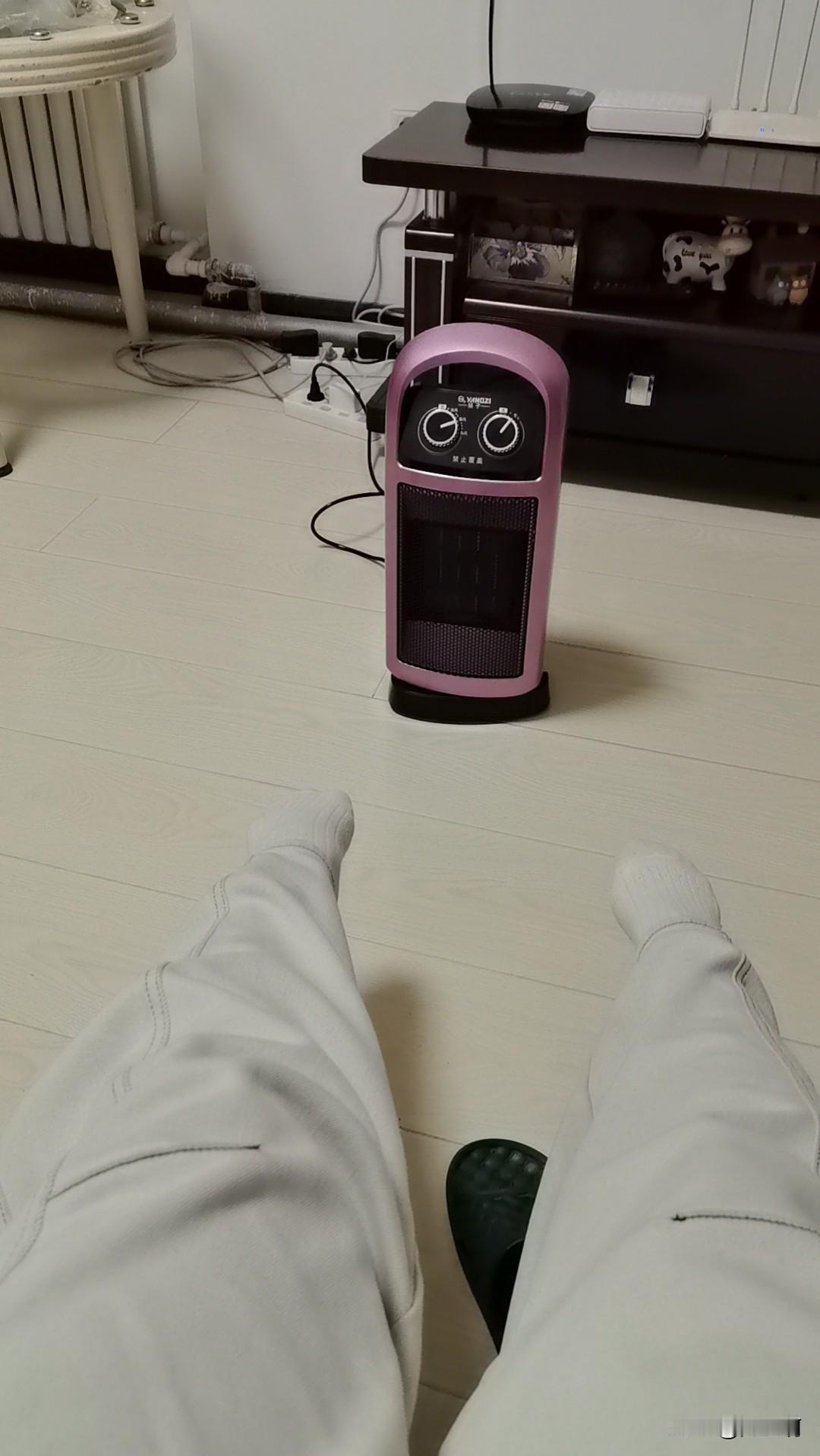 东北开春失败了，今天在屋里竟然要打暖气了，我发现白天去车里才暖和，太阳晒的车里热