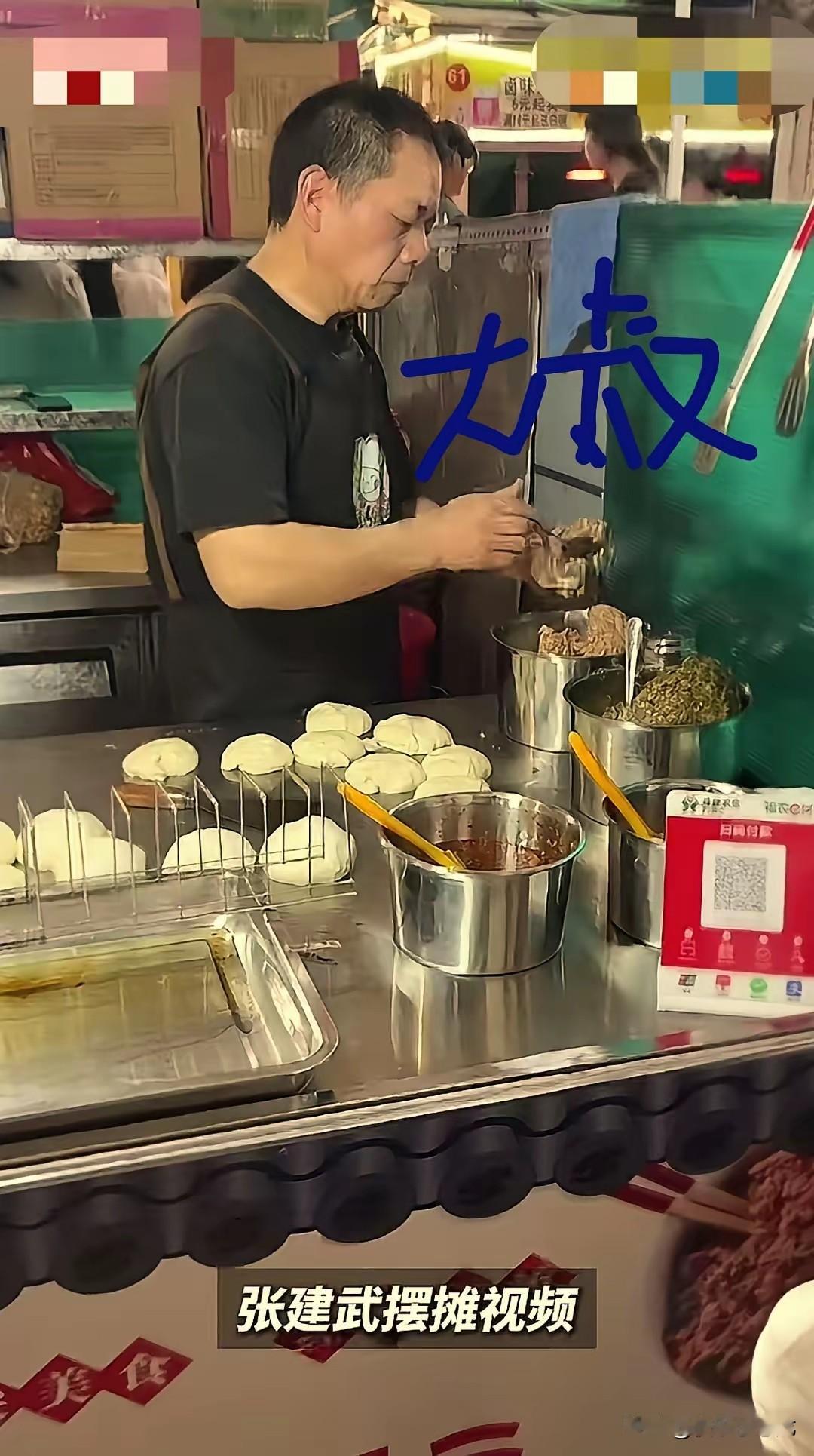 “看哭了！”福建，一校门口摆摊大叔不幸患癌，无奈转让摊位。大叔刚回去治病，一整条