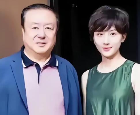 1994年，42岁的尤小刚为了温柔的邬倩倩，和原配妻子田歌离了婚。16年后，邬倩