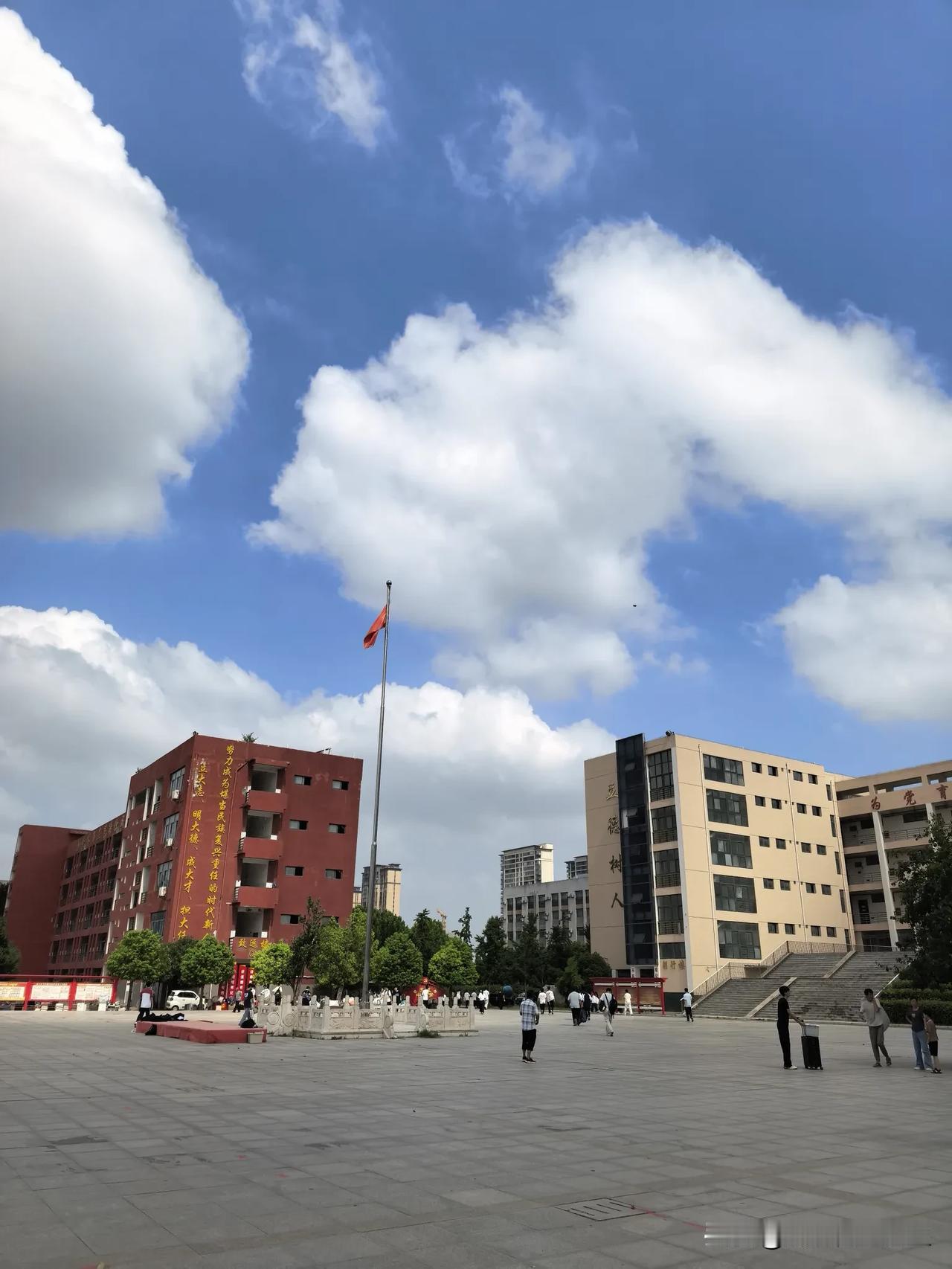 上午，鄢陵一高开家长会，从今天开始，高一、高二学生放假，正式进入一个半月的暑假。
