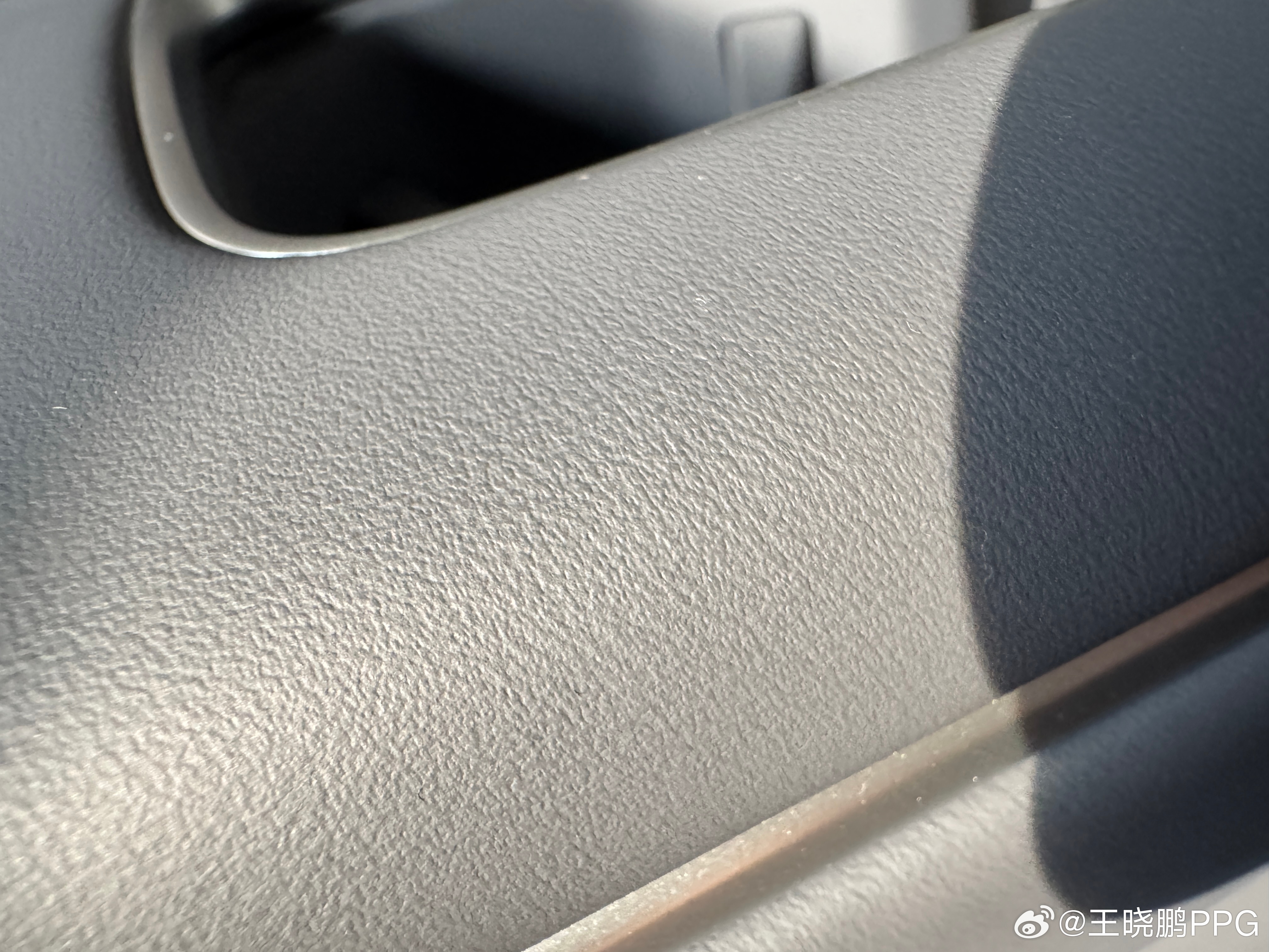 我现在发现快递识别真皮的办法，拿出iPhone微距镜头对着看，皮上有小小的呼吸孔