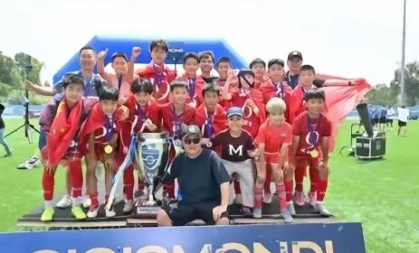 董路带领中国足球小子在意大利七战全胜夺冠后，没有获得中国足协的贺电，许多人愤愤不