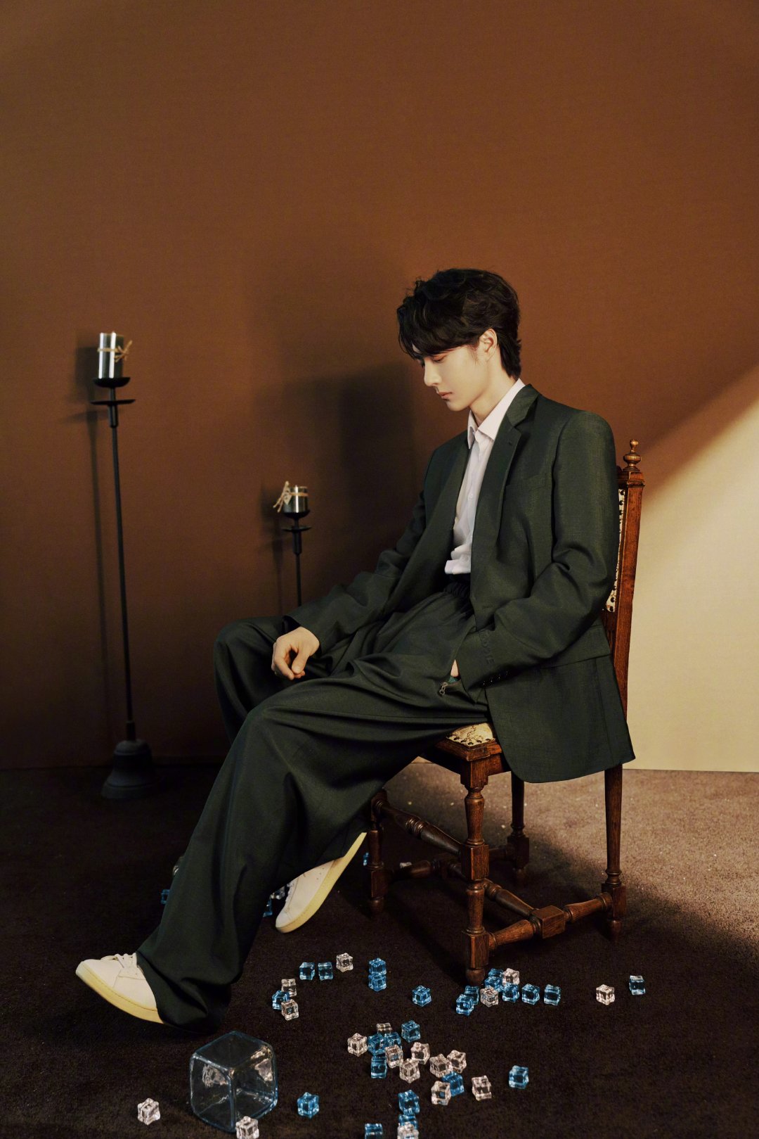 王一博  元宵节造型大片，身着LACOSTE 2026春夏系列出镜，简约的绿色套