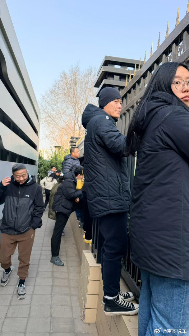 咱们的特色足球场有的是  家长不让进家长都违章爬栏杆国足不行不是没有原因的 珍惜