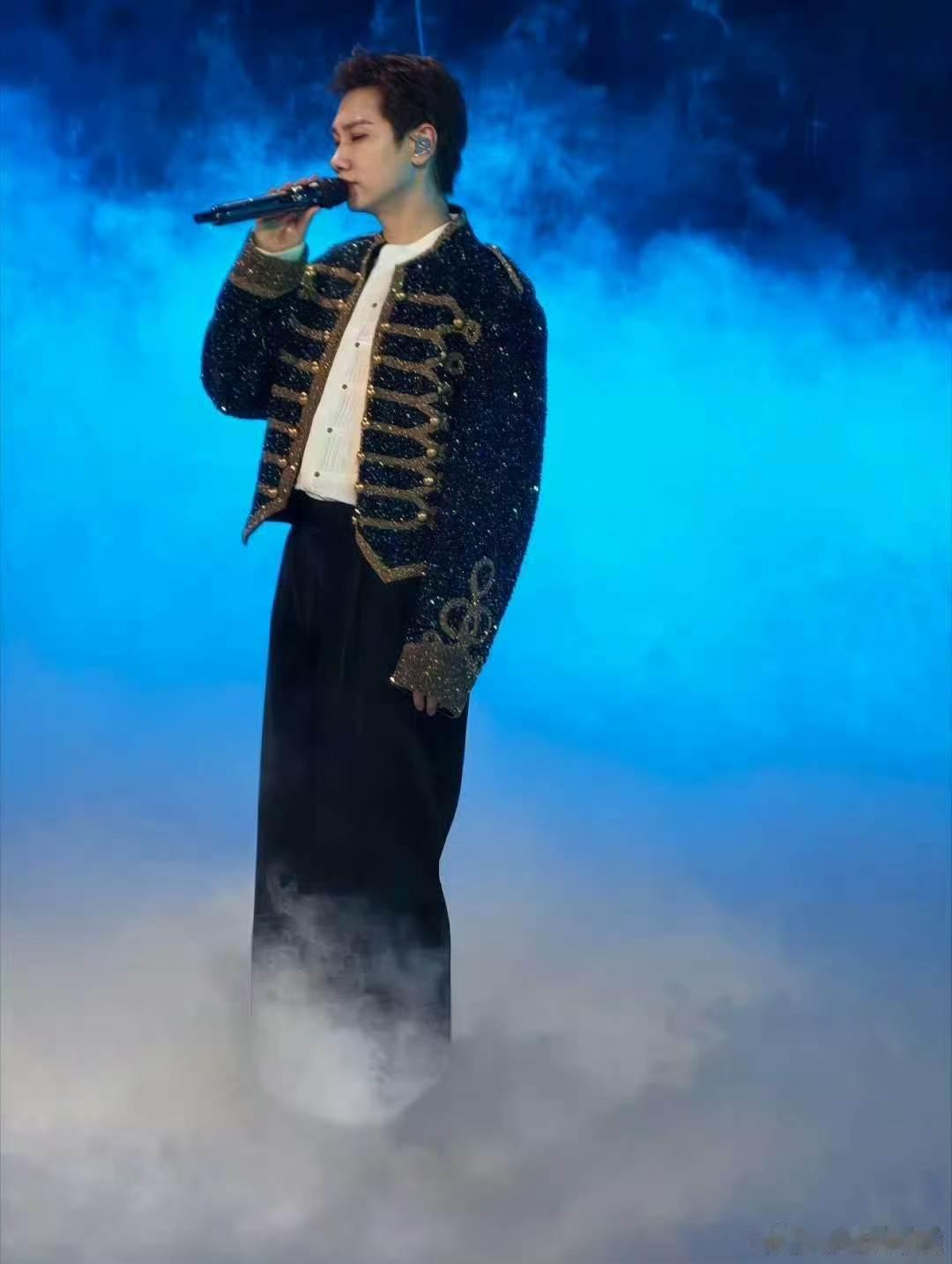 汪苏泷新衣服好闪 汪苏泷这是把银河穿身上了吧，一转身都在闪，舞台效果直接拉满。 