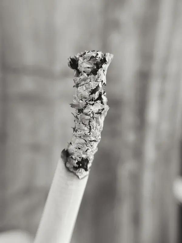 四川一男子戒烟两年存下11800多元，想抽烟的时就给女儿转15块钱，一天一包烟一