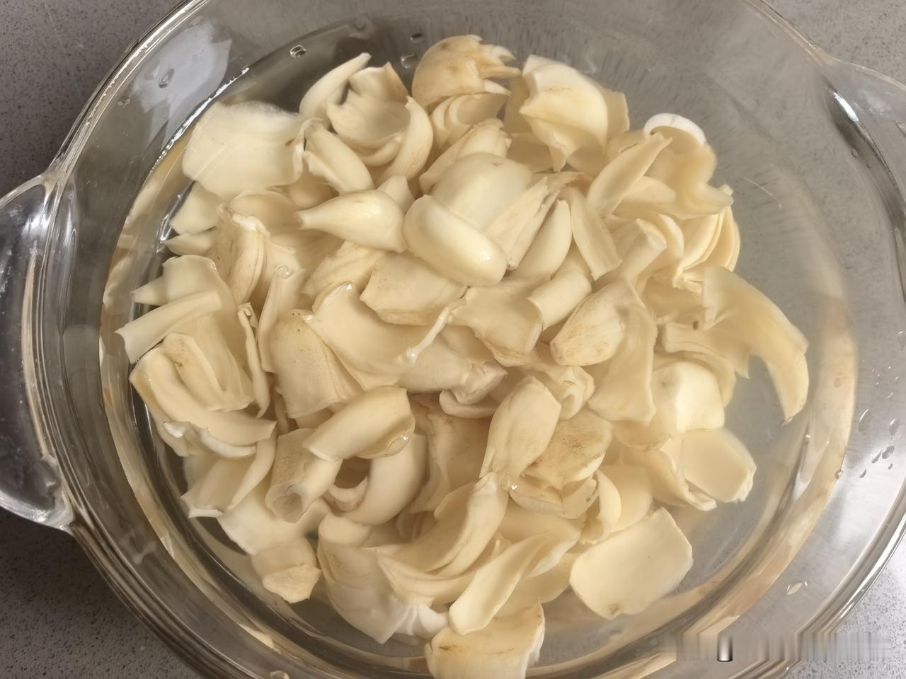 昨天老伴发话了，“冰箱还有几个百合扔了吧？”我说“为啥”，他说“都干瘪成啥样了，