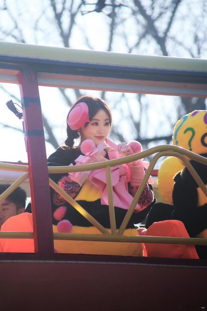 祝绪丹跳起舞来duangduang的周五晚高疯 蜜蜂服造型太戳萌点！跟着节奏蹦跳