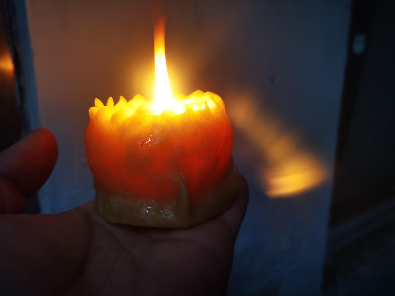 每年的正月十五元宵节这天，我们这边（徐州）都要蒸一些面灯，然后倒上灯油，点亮之后