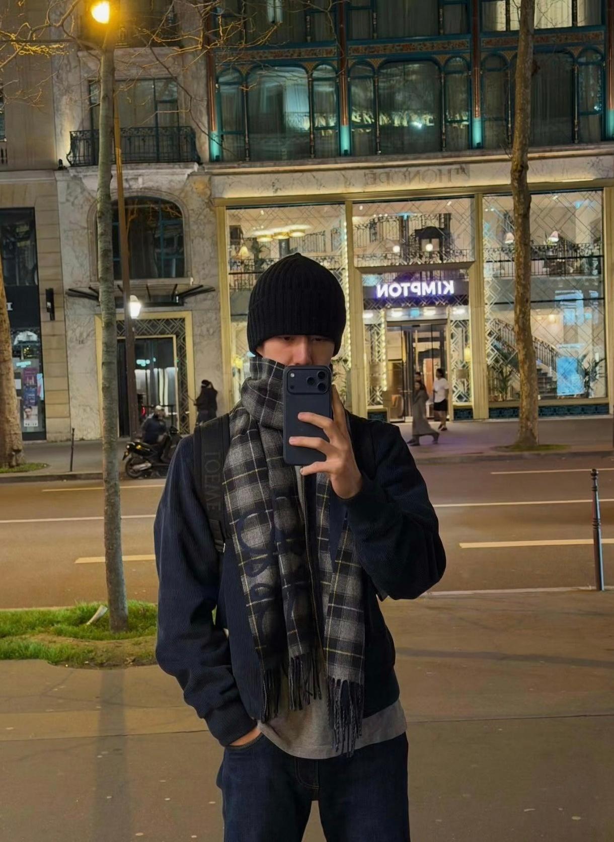 啊啊啊啊啊啊啊啊啊啊啊啊啊啊啊王一博发自拍了！！！！！ 
王一博简直穿搭的神 王