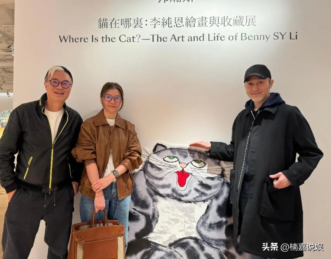 这夫妻俩是真的一点明星包袱也没有啊，够接地气的！
袁咏仪和张智霖夫妻俩一起看展，