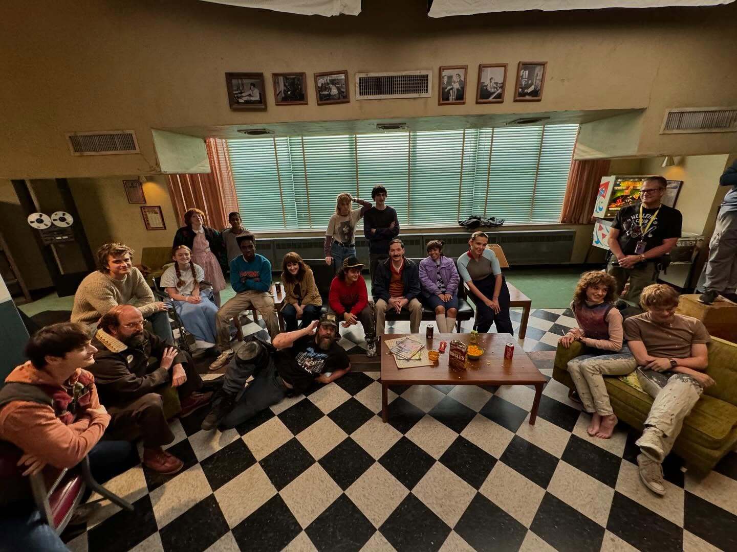 网友表示：这可能是霍金斯决战前最人齐的一张合照🤧怪奇物语怪奇物语大结局